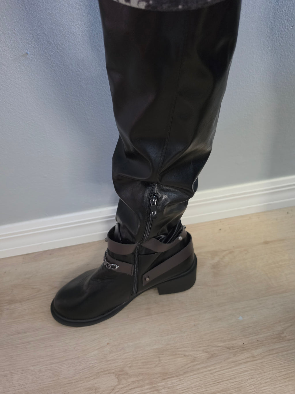 Stylish Women'S High-Heeled Boots size 8.5