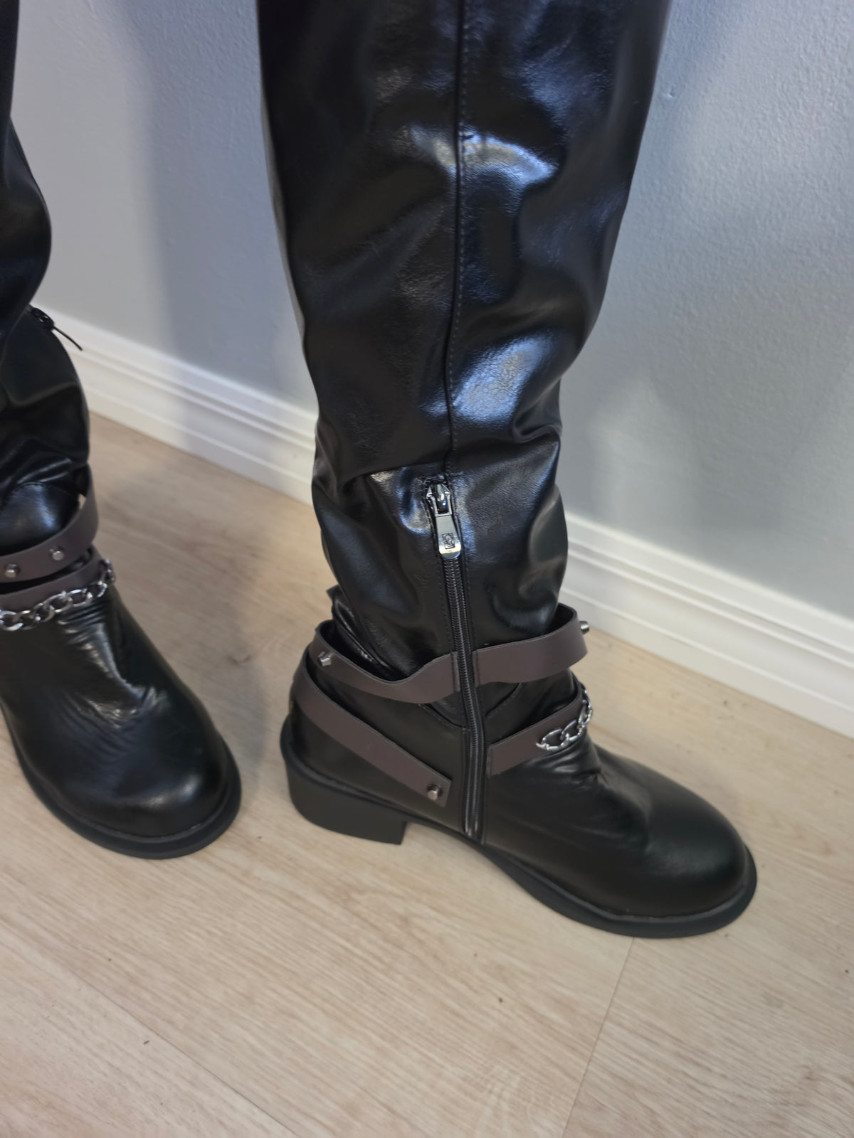 Stylish Women'S High-Heeled Boots size 8.5
