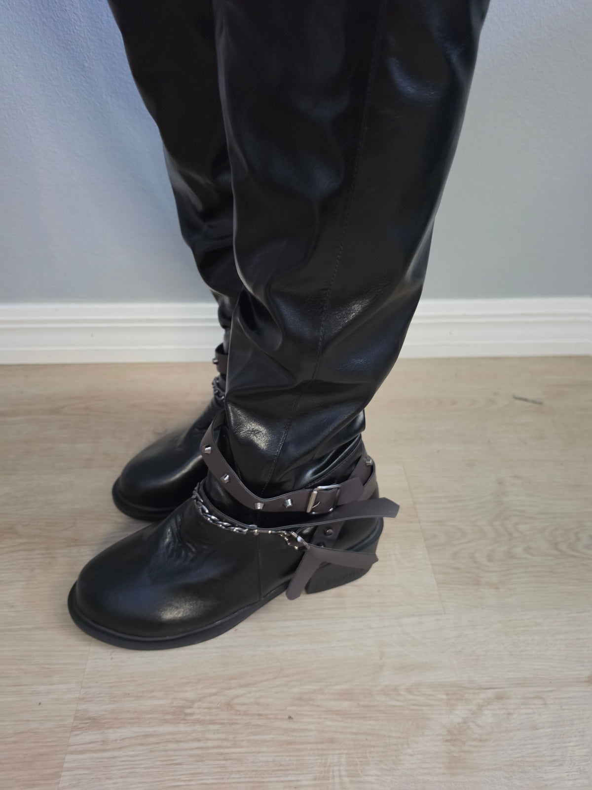 Stylish Women'S High-Heeled Boots size 8.5